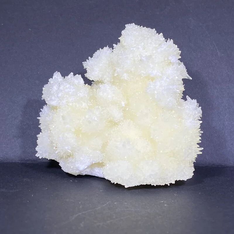 Amas blancs d'aragonite aciculaire