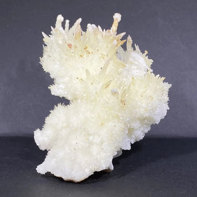 Amas blancs d'aragonite aciculaire