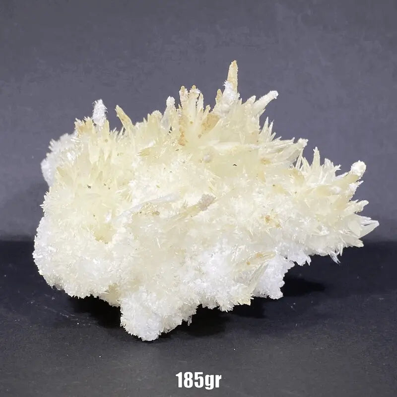 Amas blancs d'aragonite aciculaire