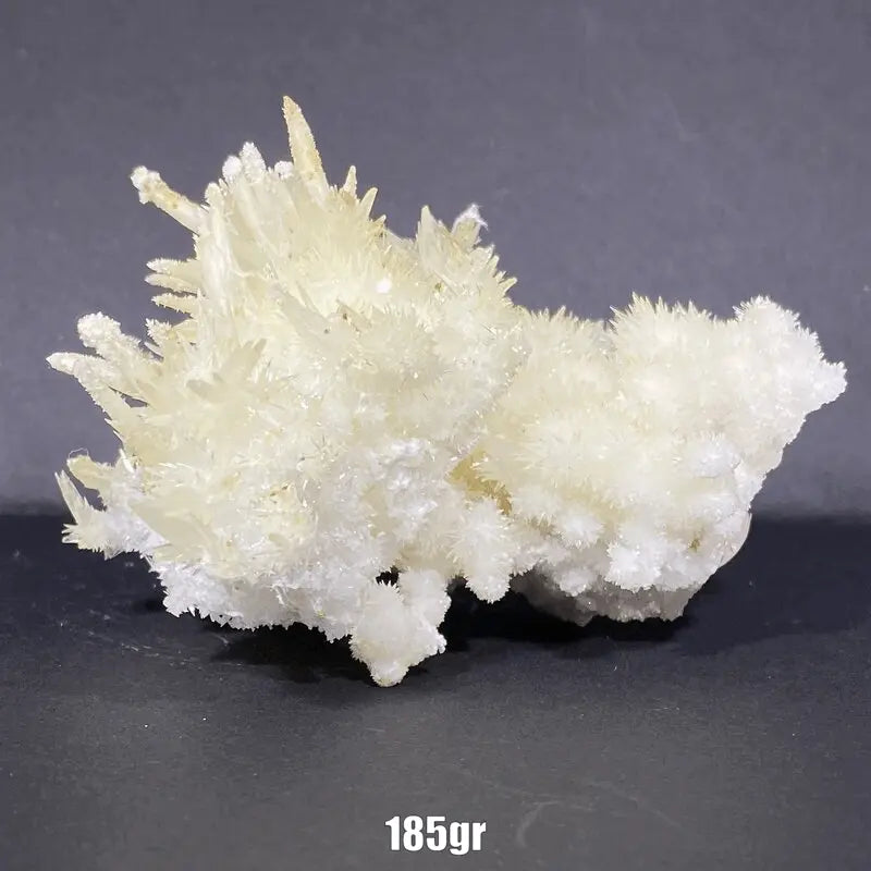 Amas blancs d'aragonite aciculaire