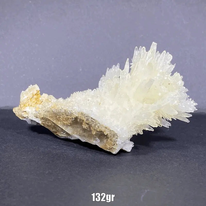 Amas blancs d'aragonite aciculaire