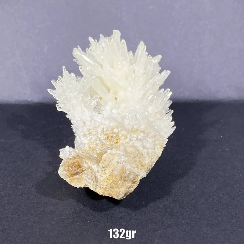 Amas blancs d'aragonite aciculaire