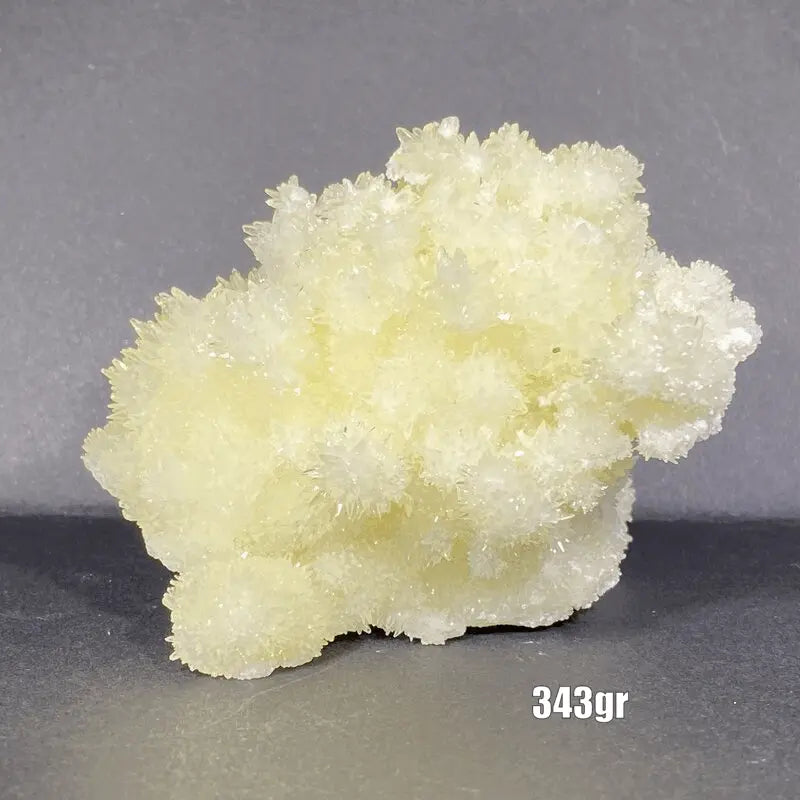 Amas blancs d'aragonite aciculaire