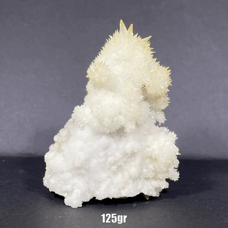 Amas blancs d'aragonite aciculaire