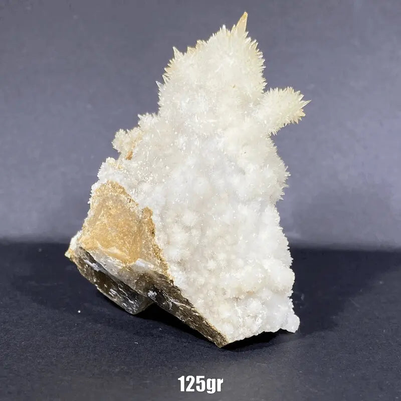 Amas blancs d'aragonite aciculaire