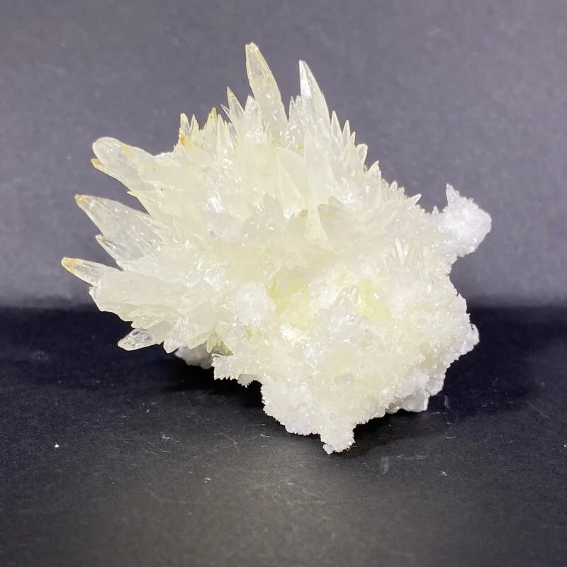 Amas blancs d'aragonite aciculaire