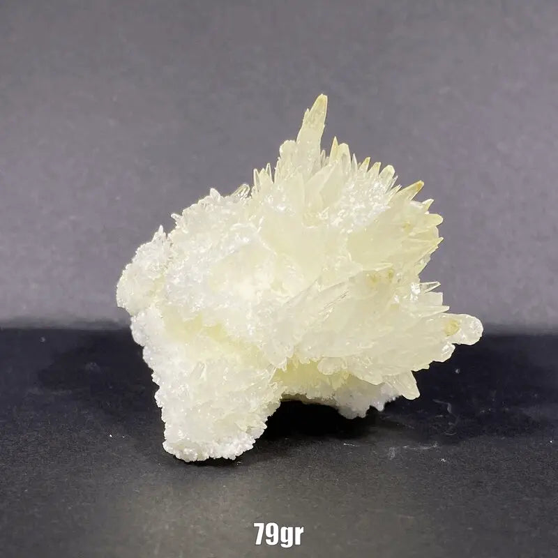 Amas blancs d'aragonite aciculaire
