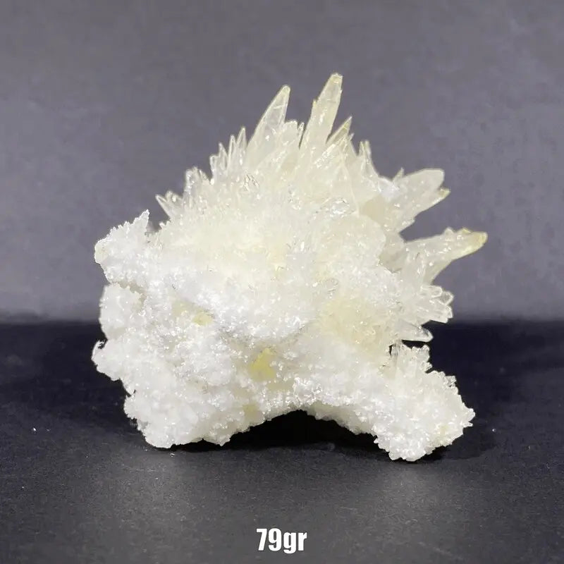 Amas blancs d'aragonite aciculaire