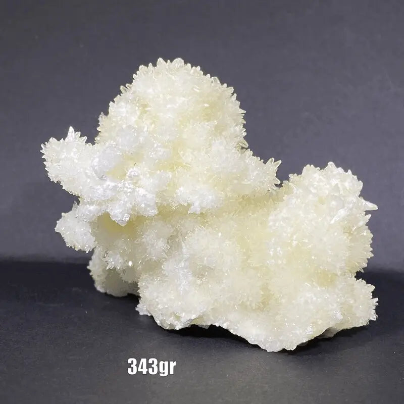 Amas blancs d'aragonite aciculaire