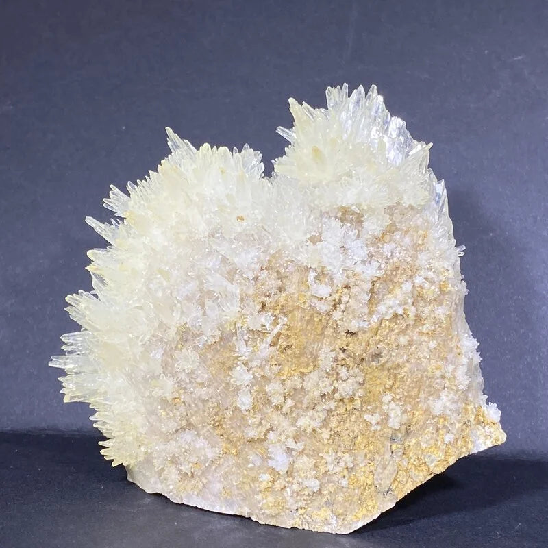 Amas blancs d'aragonite aciculaire