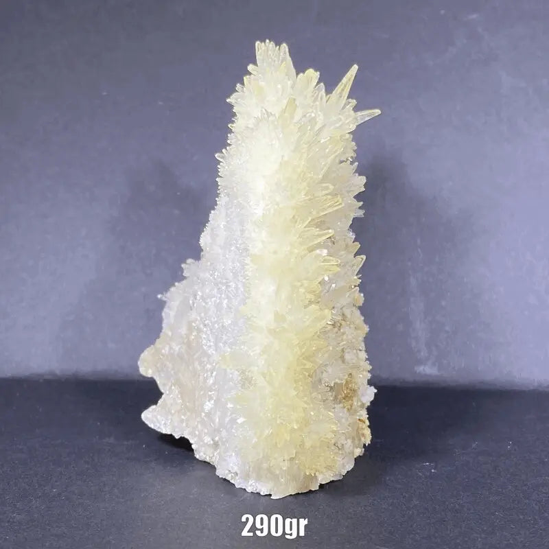 Amas blancs d'aragonite aciculaire