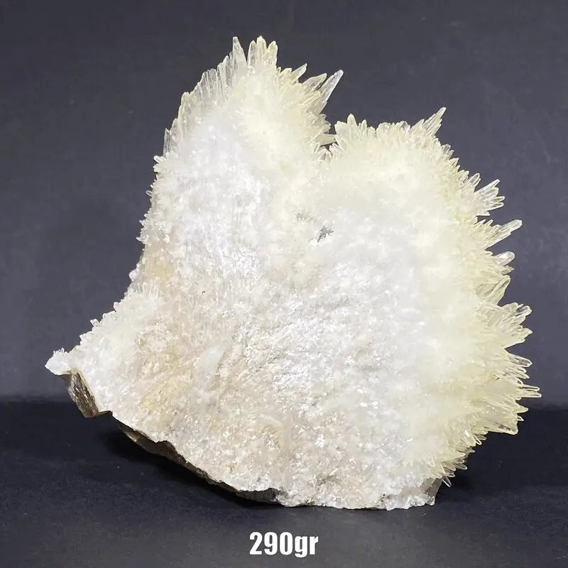 Amas blancs d'aragonite aciculaire