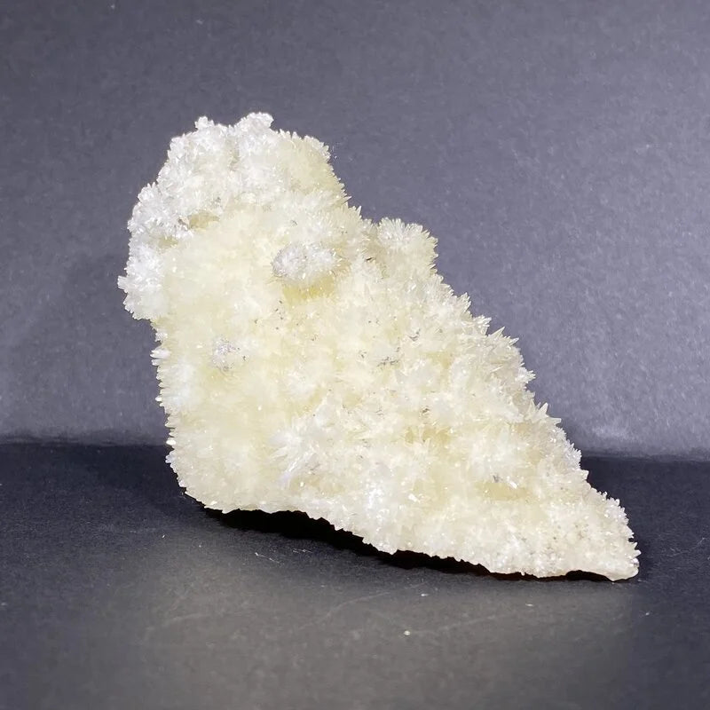 Amas blancs d'aragonite aciculaire