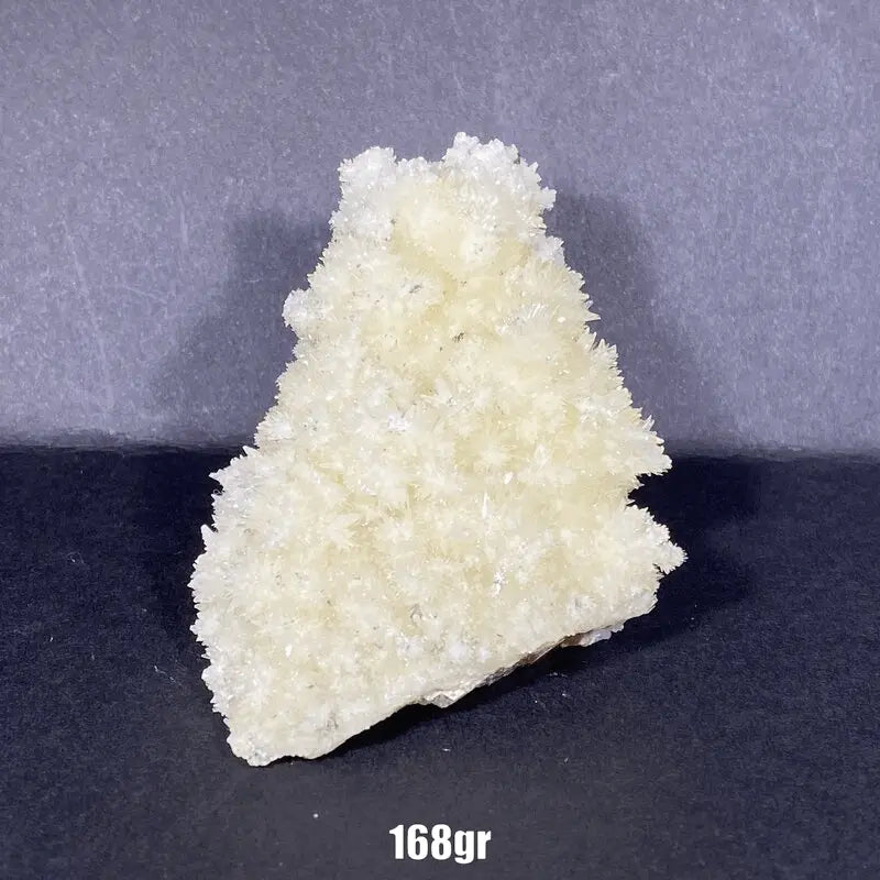Amas blancs d'aragonite aciculaire