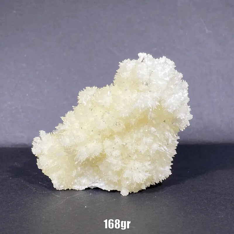 Amas blancs d'aragonite aciculaire