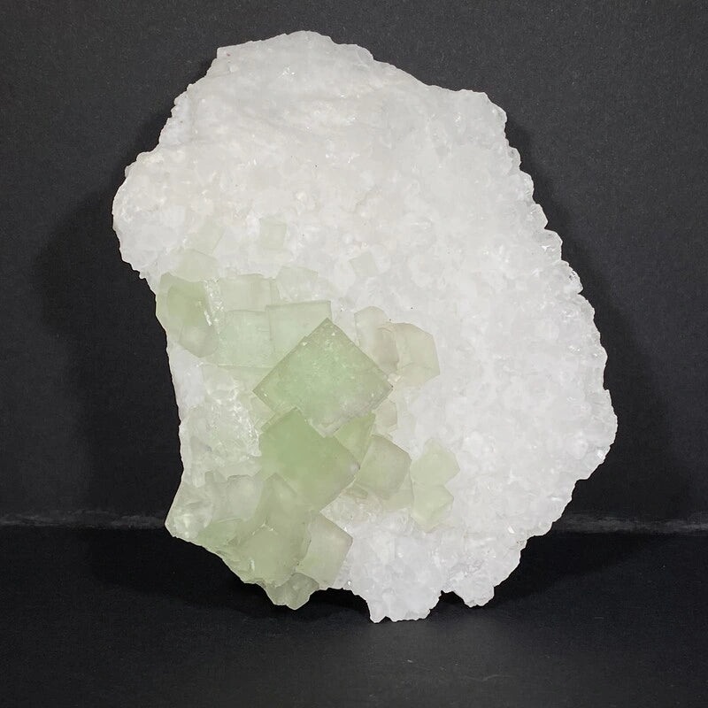 Cristal de fluorite sur quartz blanc