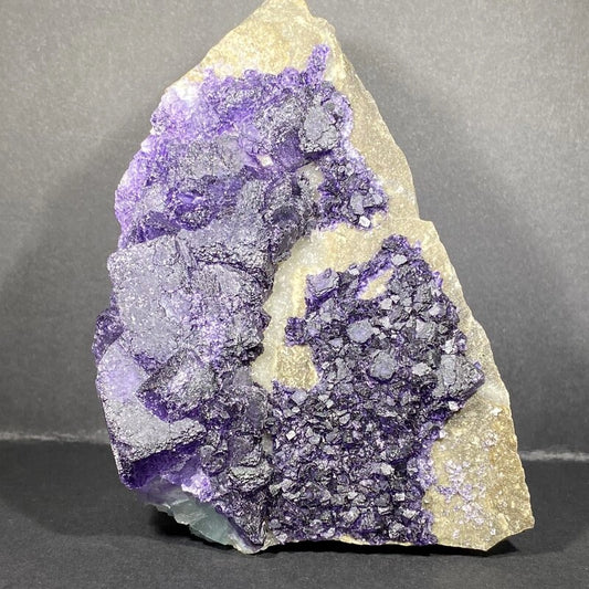 Fluorite Violette Brute sur Cristaux (586gr)