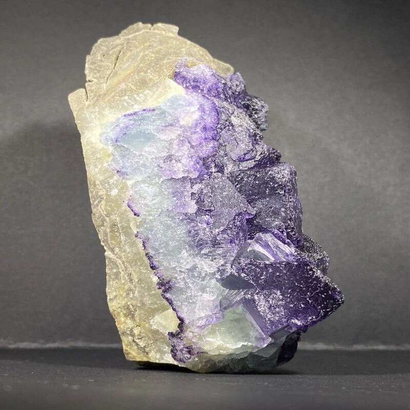 Fluorite Violette Brute sur Cristaux (586gr)