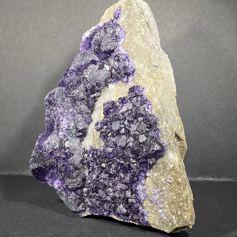Fluorite Violette Brute sur Cristaux (586gr)