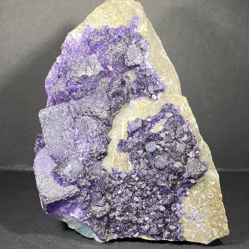 Fluorite Violette Brute sur Cristaux (586gr)