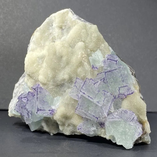 Fluorite Violette Brute sur Cristaux (716gr)