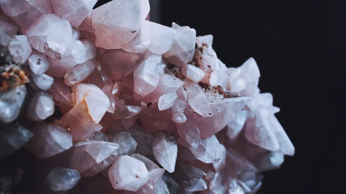 Comprendre la formation des cristaux dans les veines géologiques