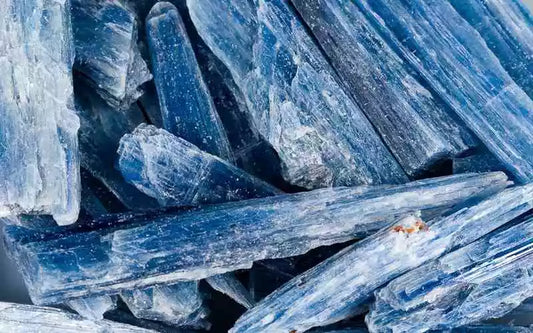 Cyanite ( Kyanite ) : vertus, propriétés et signification de la pierre en Lithothérapie