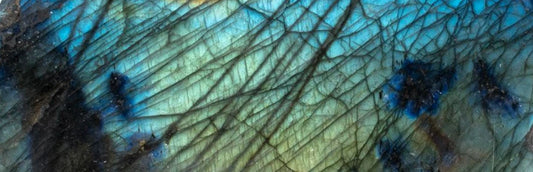 Labradorite : vertus, propriétés et signification de la pierre en Lithothérapie