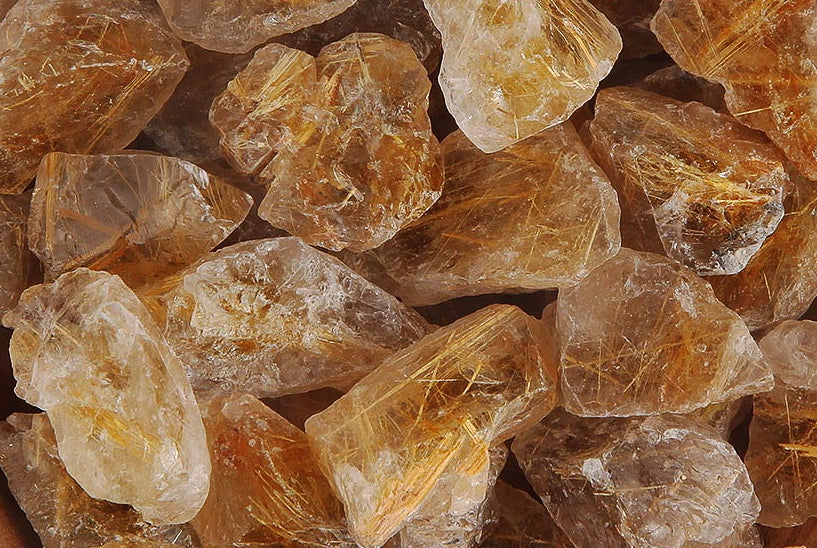 Quartz Rutile : vertus, propriétés et signification de la pierre en Lithothérapie