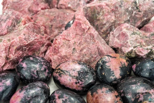 Rhodonite: vertus, propriétés et signification de la pierre en Lithothérapie