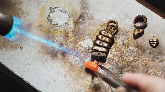 Étapes faciles pour fabriquer un pendentif énergétique avec un cristal