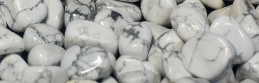 Howlite : vertus, propriétés et signification de la pierre en Lithothérapie