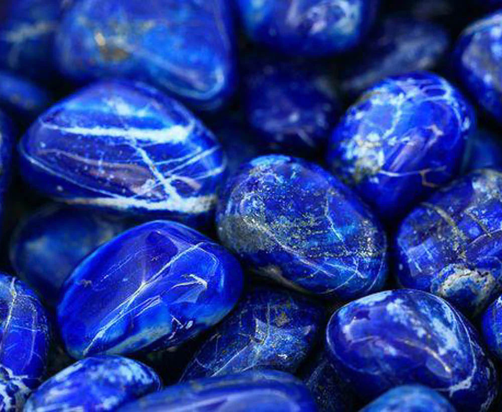 Pierres Bleues Foncées: aspects, pouvoirs, chakras et entretien