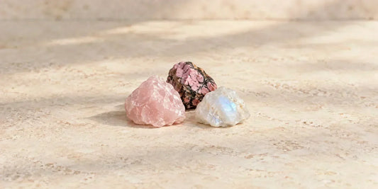Quartz rose, rhodonite et pierre de lune pour accompagner une rupture amoureuse