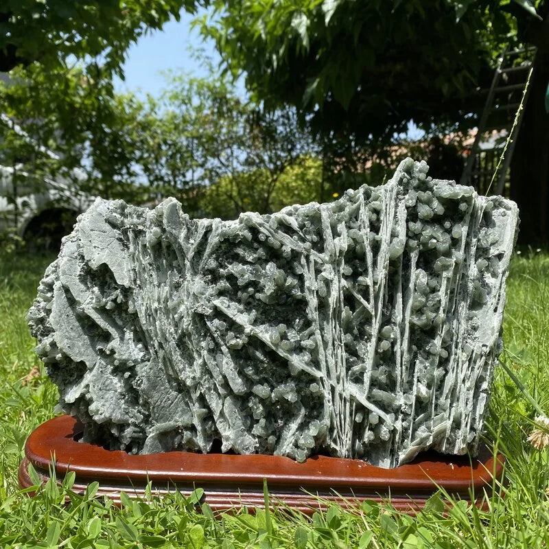 Amas de Quartz Chlorite avec le Support en Bois (Pièce rare)