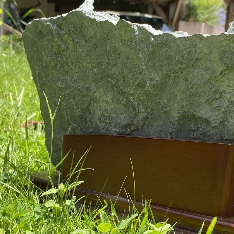 Amas de Quartz Chlorite avec le Support en Bois (Pièce rare)