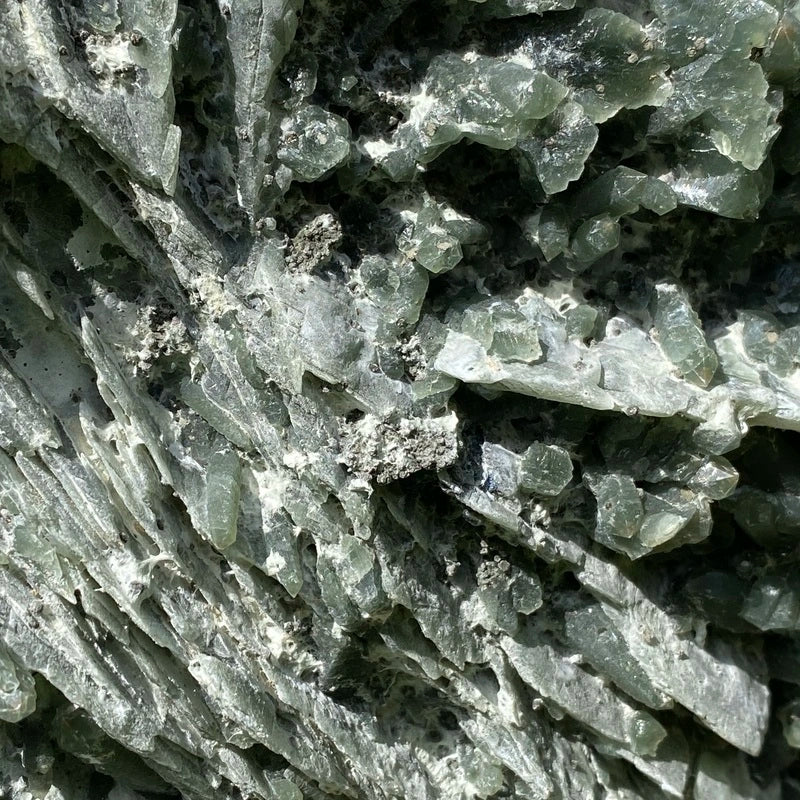 Amas de Quartz Chlorite avec le Support en Bois (Pièce rare)