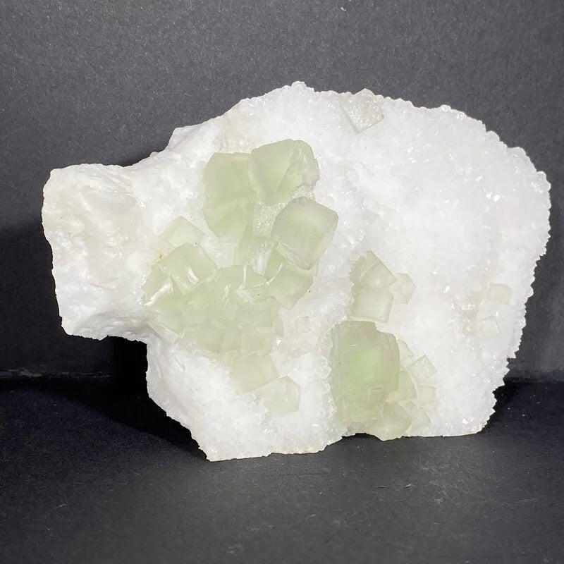 Cristal de fluorite sur quartz blanc