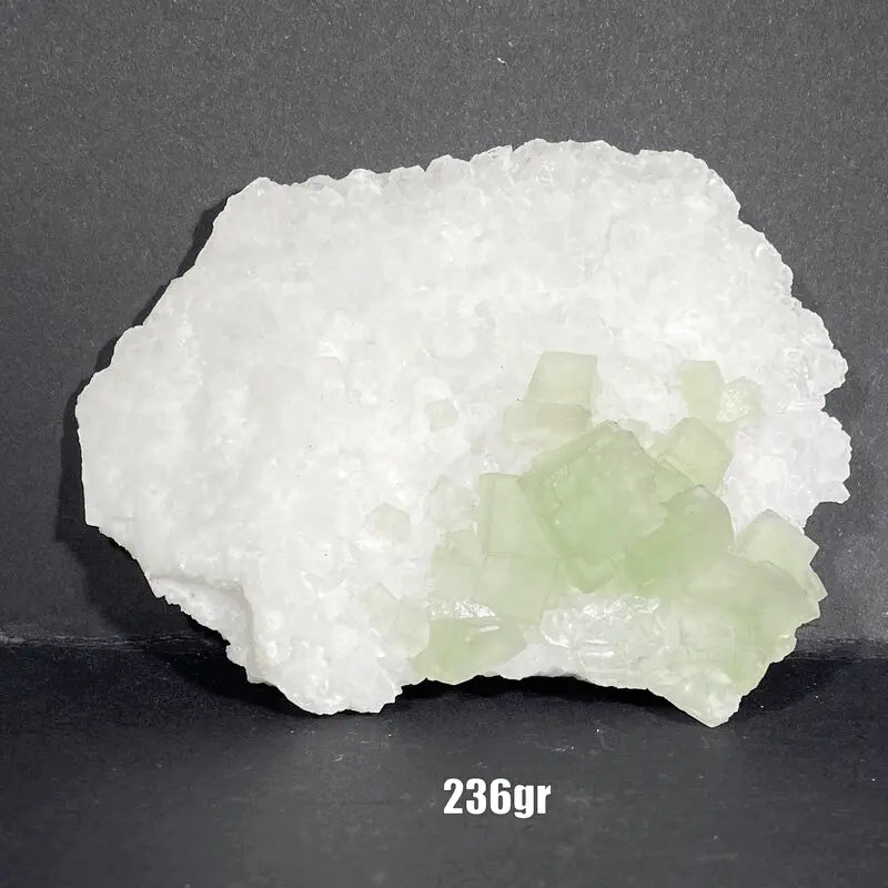 Cristal de fluorite sur quartz blanc