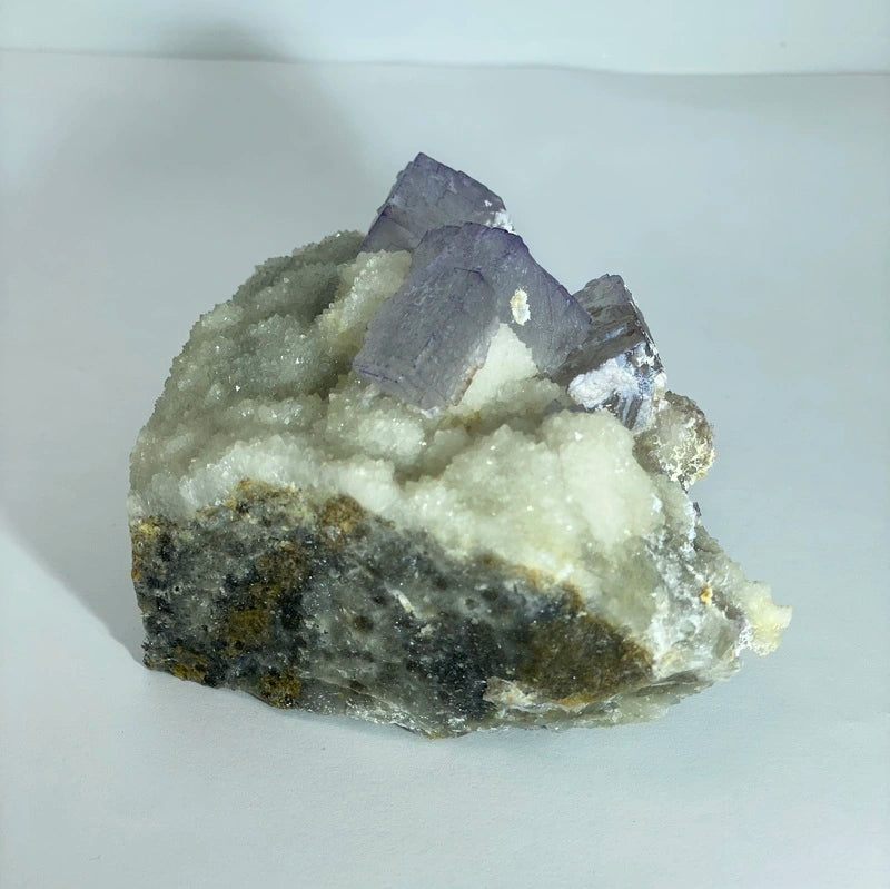 Fluorite Violette Brute sur Cristaux (369gr)