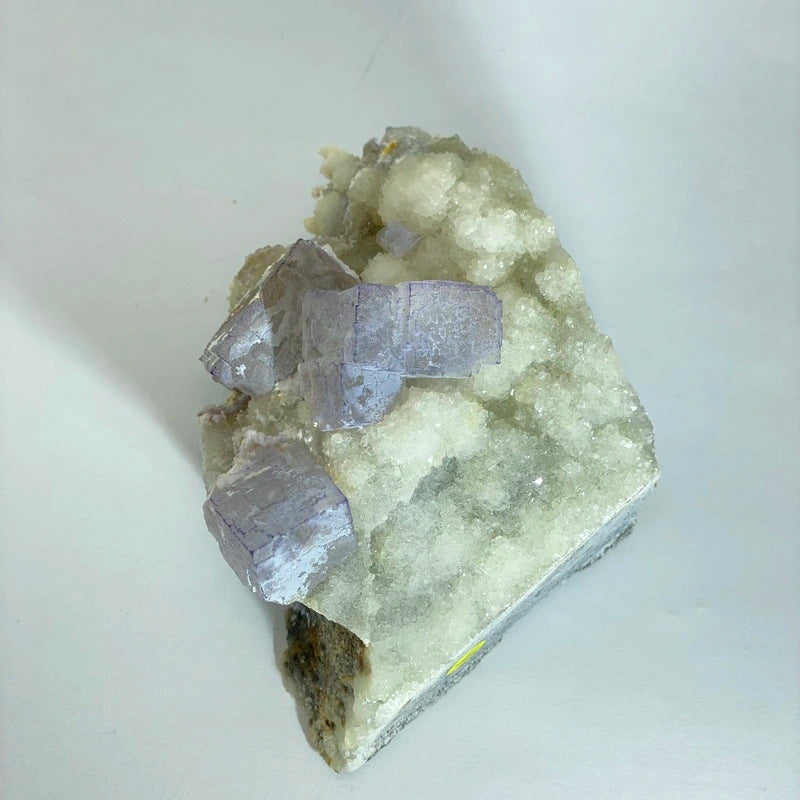 Fluorite Violette Brute sur Cristaux (369gr)