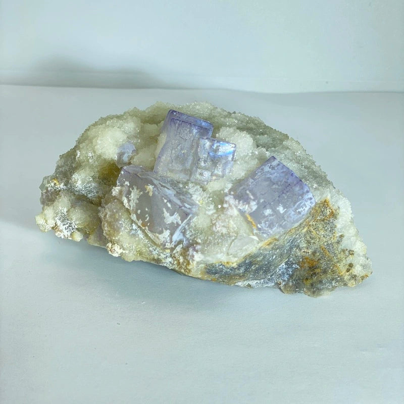 Fluorite Violette Brute sur Cristaux (369gr)