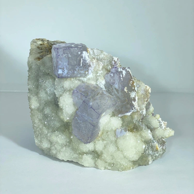 Fluorite Violette Brute sur Cristaux (369gr)