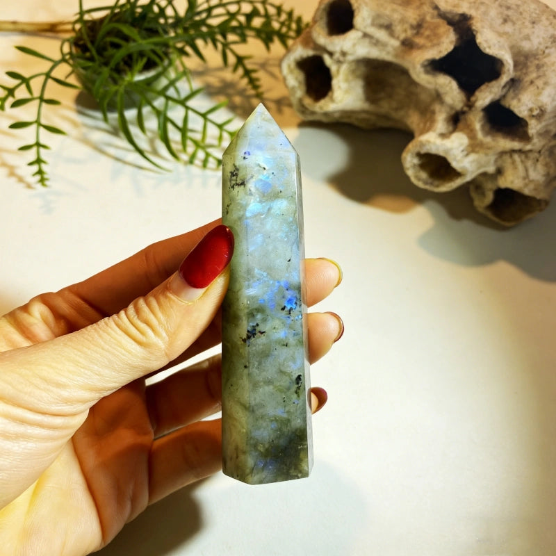 Pointe en Labradorite naturelle – pierre de protection et décoration élégante
