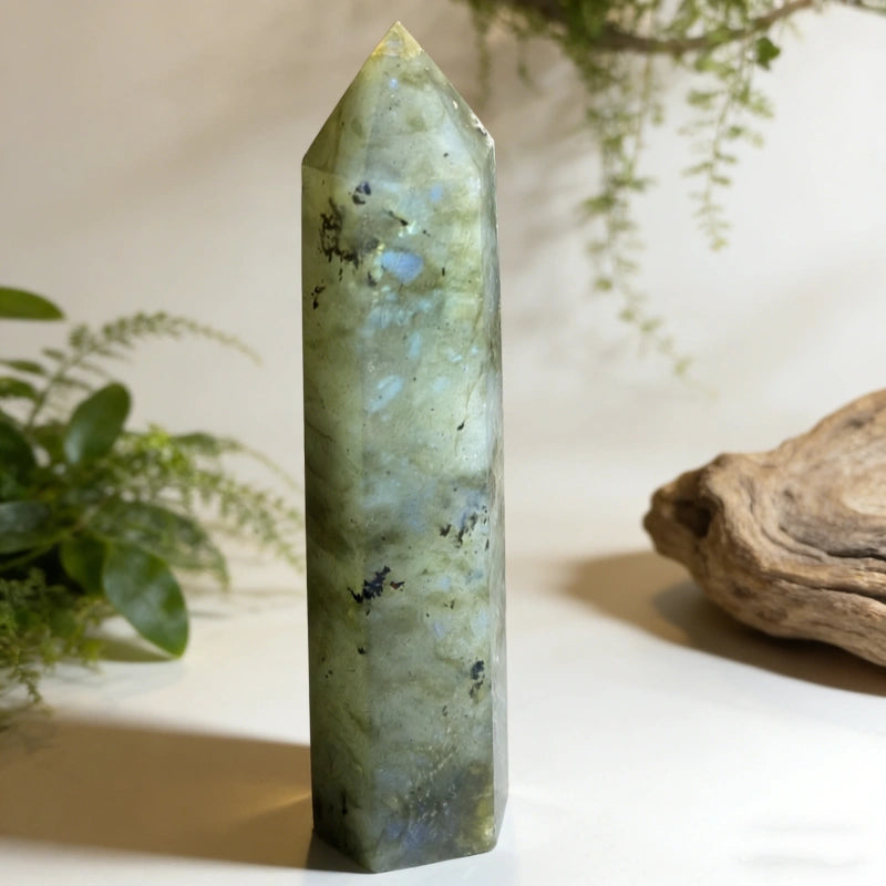 Pointe en Labradorite naturelle – pierre de protection et décoration élégante