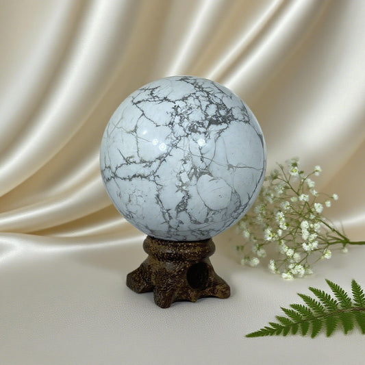 Sphère Howlite naturelle (300-500g)– pierre apaisante et décoration élégante